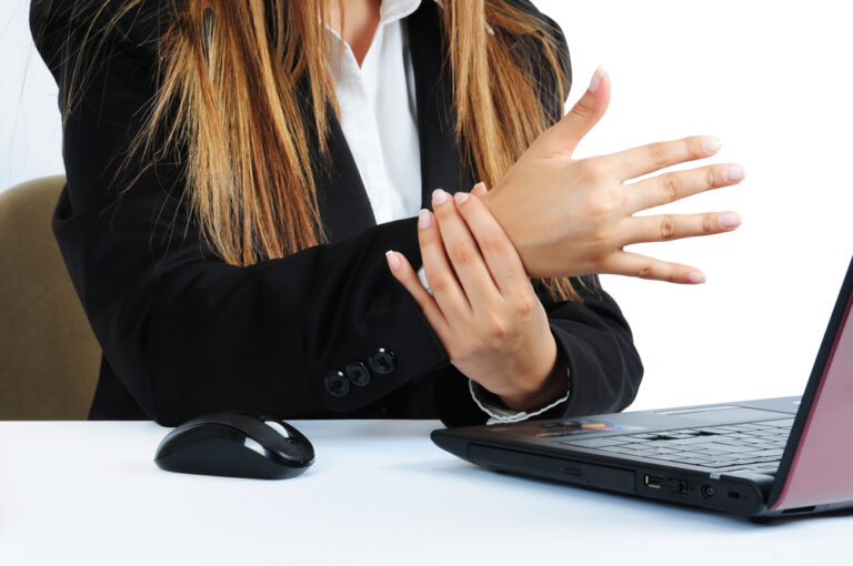 Symptoms-and-Causes-of-Wrisk-Pain